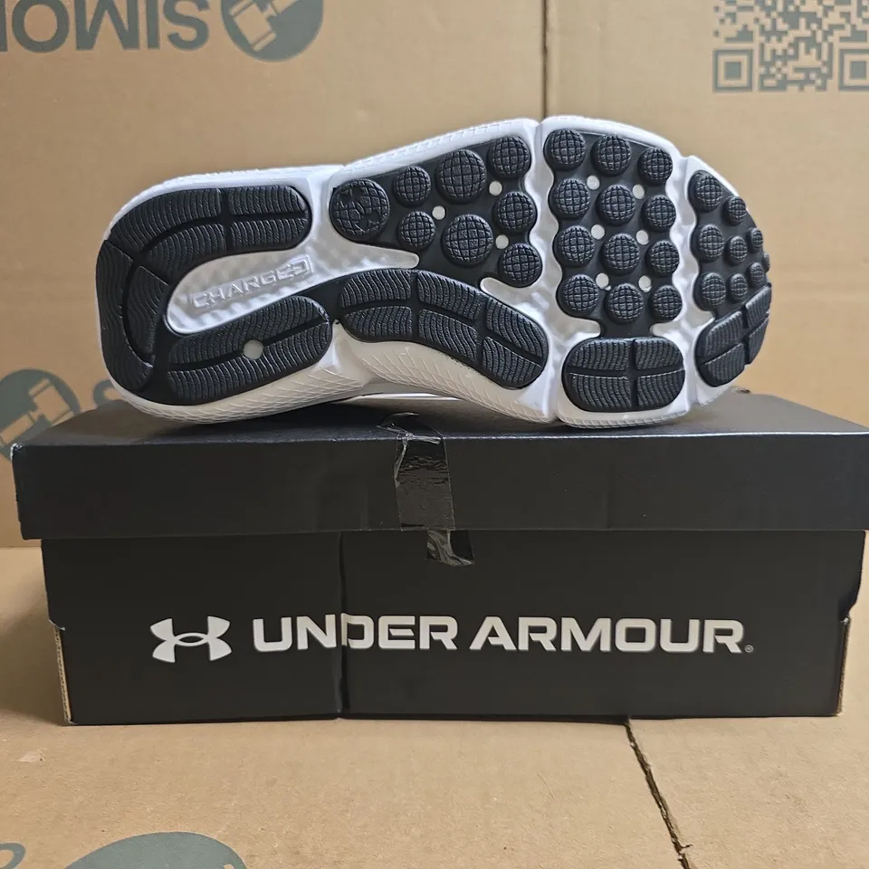 BOXED PAIR OF UNDER ARMOUR TRAINERS IN BLACK/WHITE SIZE UK 4