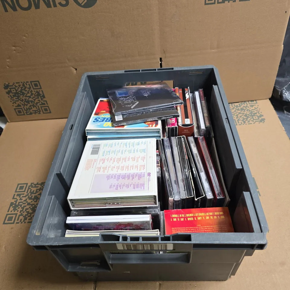 TOTE OF APPROXIMATELY 30 ASSORTED CDS/CASSETTES TO INCLUDE EMINEM, PULP, ROBBIE WILLIAMS ETC