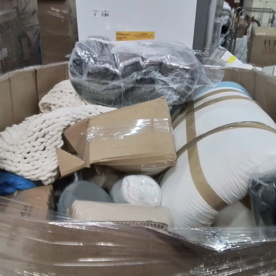 PALLET CONTAINING LARGE QUANTITY OF PILLOWS