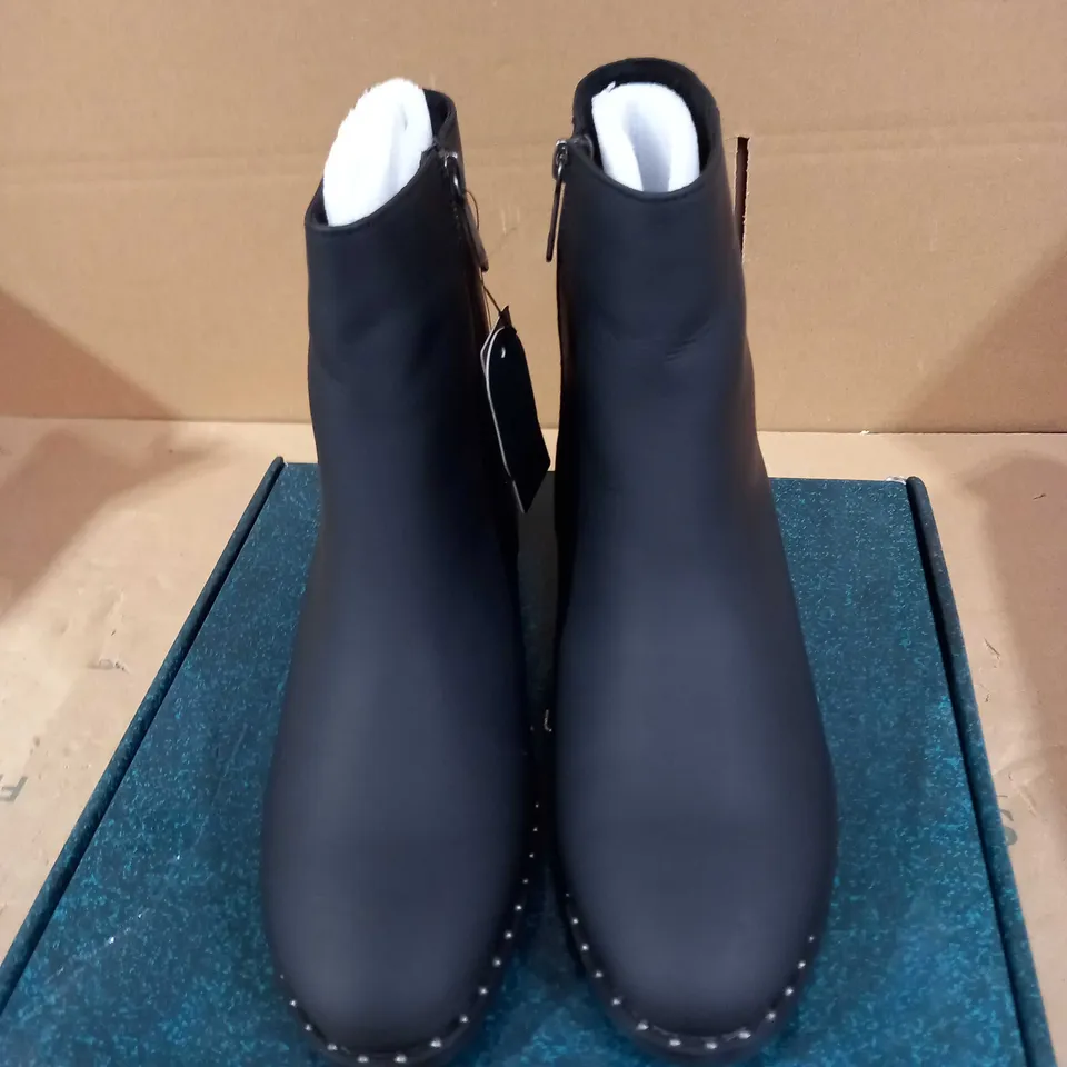 EMU URBAN EXPLORER ROXBY SILK LEATHER BOOTS - BLACK - UK 8