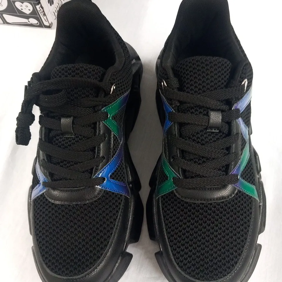BRAND NEW BOXED PAIR OF KOI PACHA SOUND WAVE MEN'S TRAINERS SIZE 7