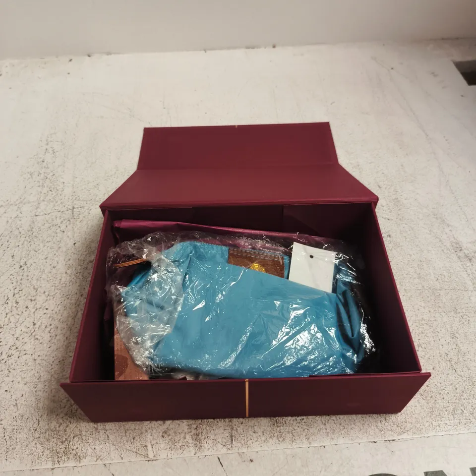 CHARLOTTE TILBURY HEALTH & BEAUTY MAKE-UP GIFT SET WITH TURQUOISE COSMETIC BAG