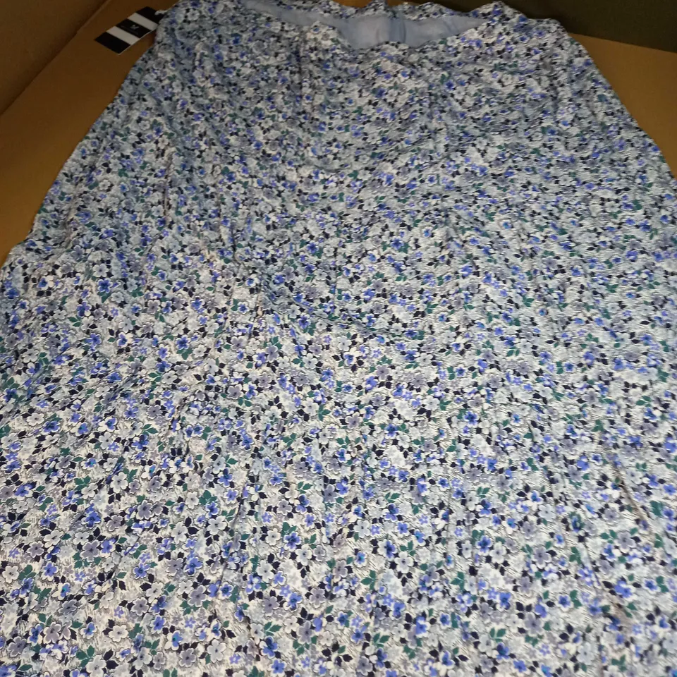 CREW CLOTHING COMPANY MIXED TIER SKIRT IN BLUE FLORAL DESIGN - SIZE 18
