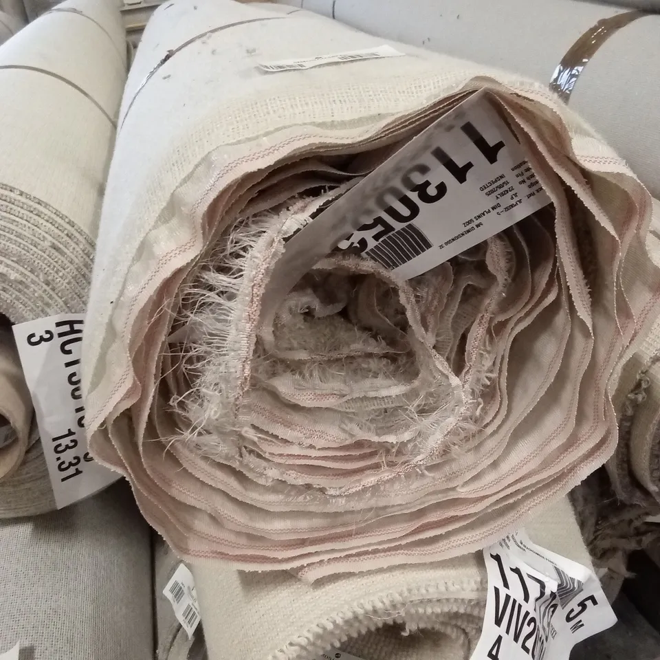 ROLL OF QUALITY DIMENSIONS CARPET // APPROX SIZE: 5 X 9.18m