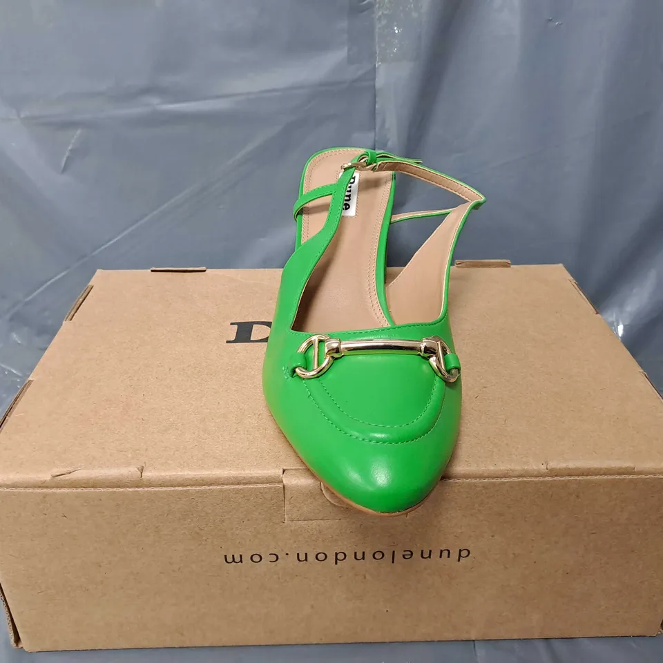 BOXED PAIR OF DUNE SNAFFLE OPEN COURT IN GREEN - SIZE 6