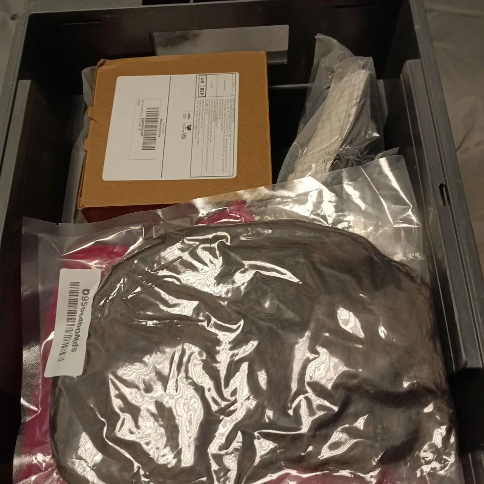 BOX OF APPROXIMATELY 10 ASSORTED COSMETIC ITEMS TO INCLUDE CANTU DRYING CAP, POOPER STAR, WIGS, MINI STRAIGHTENERS ETC