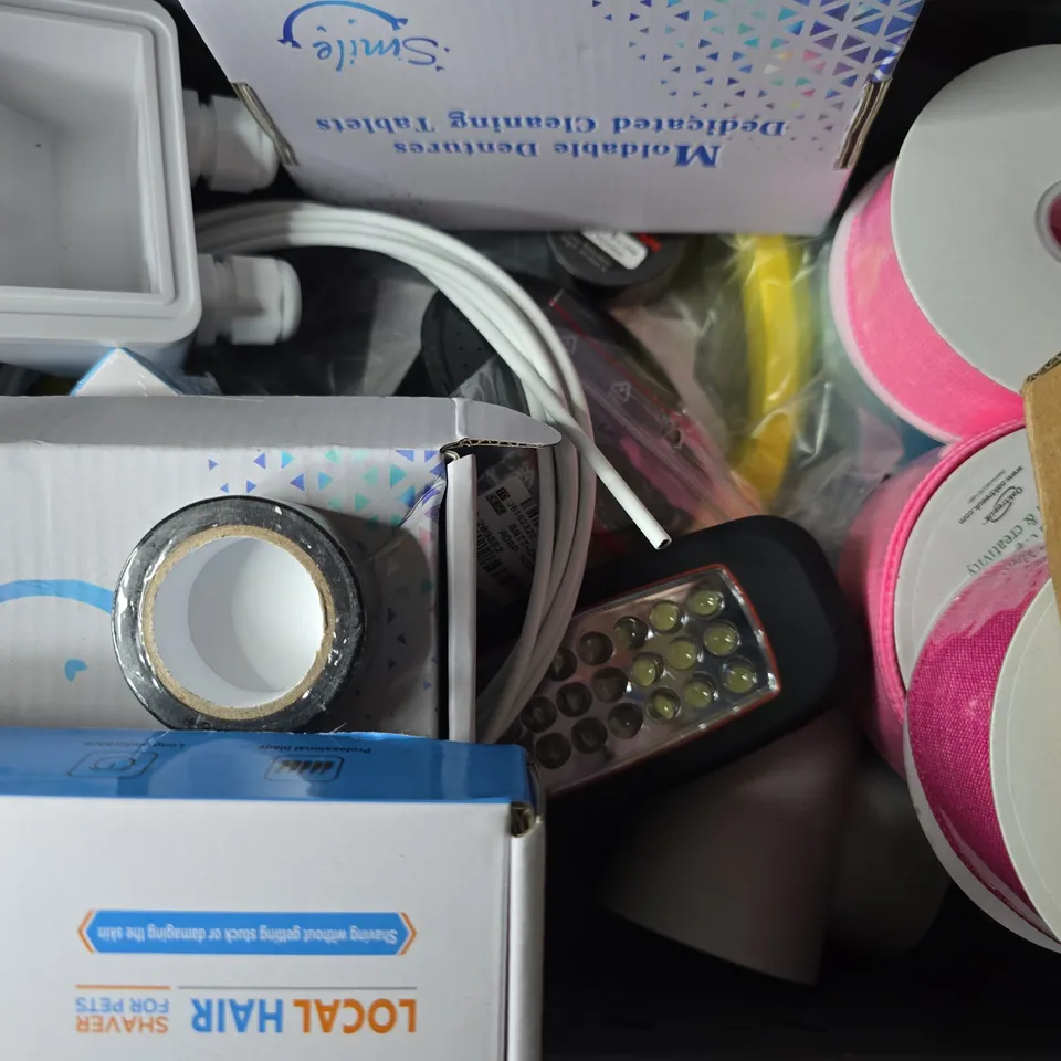 APPROXIMATELY 18 ASSORTED ITEMS TO INCLUDE - FRUIT FLY & GNAT TRAPS , WIZARD GLUE STICK , BURLAP 38MM X 10M ETC