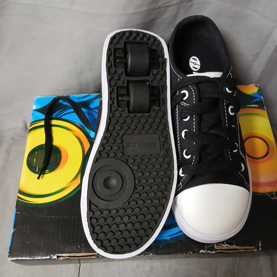 HEELYS THE ORIGINAL WHEELED SHOE – BLACK/WHITE (US YOUTH 2) UK 1 