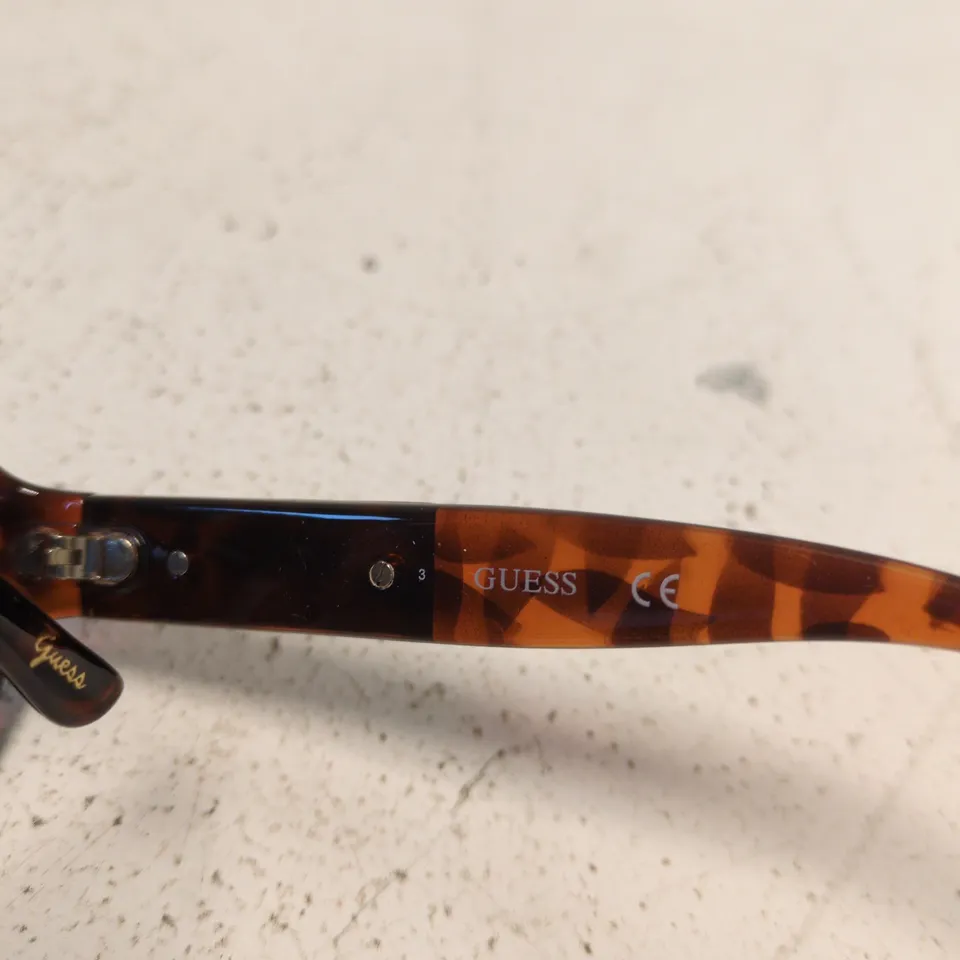Guess Sunglasses – tortoiseshell frame, gradient lenses