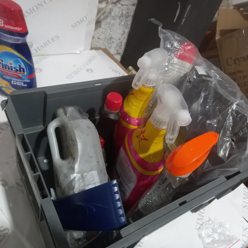 TOTE OF APPROXIMATELY 12 ASSORTED LIQUID ITEMS TO INCLUDE A FINISH FAST DISSOLVING GEL AND A CARPLAN ALL SEASONS SCREENWASH