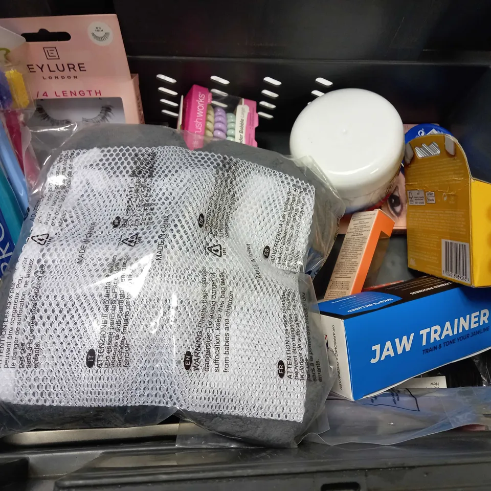 BOX OF APPROX 15 ASSORTED ITEMS TO INCLUDE - GILLETTE VENUS RAZOR - VASELINE LIP THERAPY - FREEZE GEL ECT