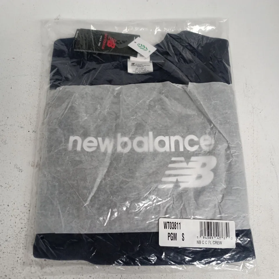 BAGGED NEW BALANCE WOMENS NB CLASSIC CORE FLEECE CREW NECK SWEATSHIRT IN NAVY - SMALL