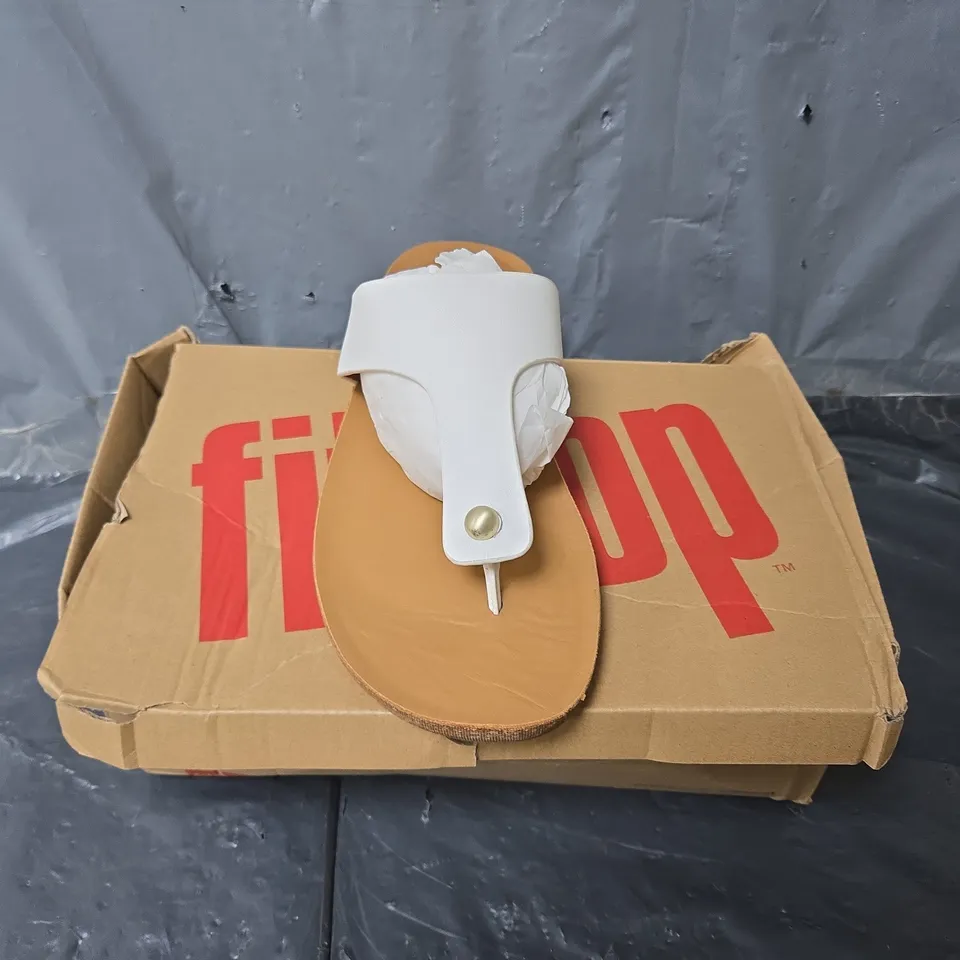 BOXED PAIR OF FITFLOP IQUSHION LEATHER TOE-POST SANDALS IN URBAN WHITE - UK 6.5