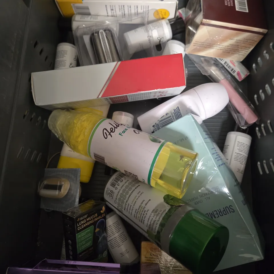APPROXIMATEY 20 ASSORTED HEALTH AND BEAUTY PRODUCTS TO INCLUDE - CERAVE FACIAL MOISTURISING LOTION - AVEENO BODY WASH - FRESH SKIN WITCH HAZEL - ETC