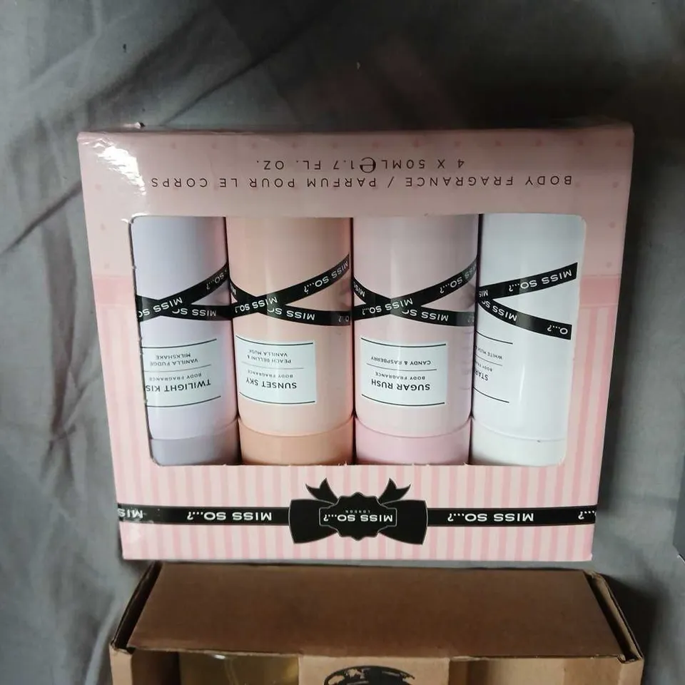 APPROXIMATELY 4 ASSORTED COSMETIC ITEMS INCLUDING - MISS SO BODY FRAGRANCE SET – 4 X BODY MIST IN PINK BOX , NOTED AROMAS 