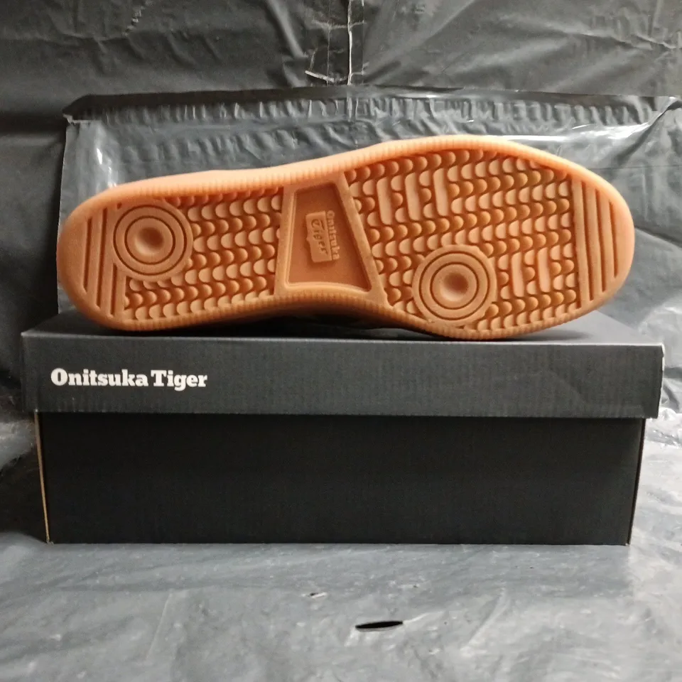 BOXED PAIR OF ONITSUKA TIGER SHIES IN GREY SIZE UK 9