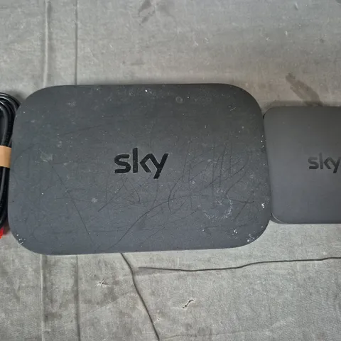 APPROXIMATELY 10 ASSORTED HOUSEHOLD ITEMS TO INCLUDE SKY WI-FI ROUTER, VARIOUS CABLES, ETC