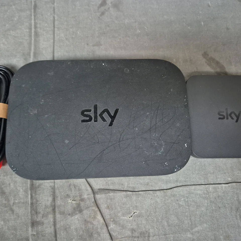 APPROXIMATELY 10 ASSORTED HOUSEHOLD ITEMS TO INCLUDE SKY WI-FI ROUTER, VARIOUS CABLES, ETC