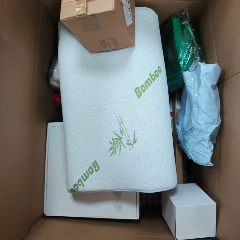 APPROXIMATELY 15 ASSORTED HOUSEHOLD PRODUCTS TO INCLUDE DIGITAL CLOCK, LED LAMP, BATH MAT ETC