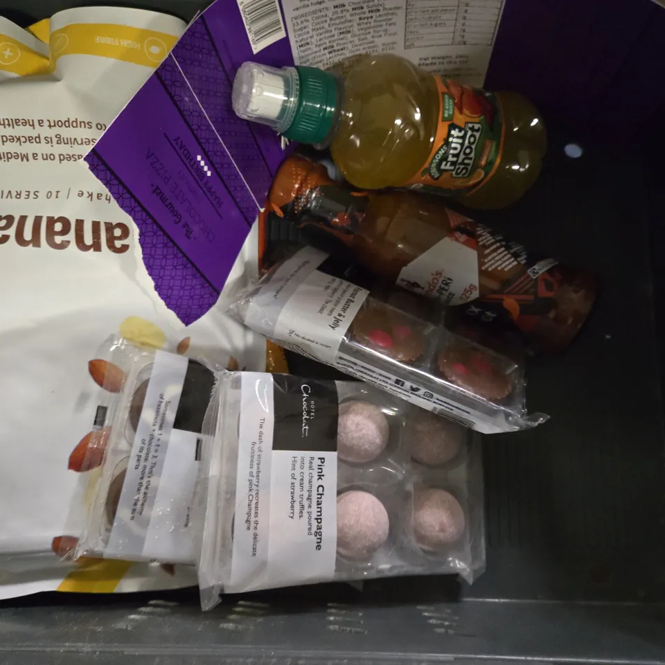 TOTE OF APPROXIMATELY 10 ASSORTED FOOD ITEMS TO INCLUDE - PLAIN FLOUR , FRUIT SHOOT ORANGE , LUCOZADE ZERO SUGAR ETC