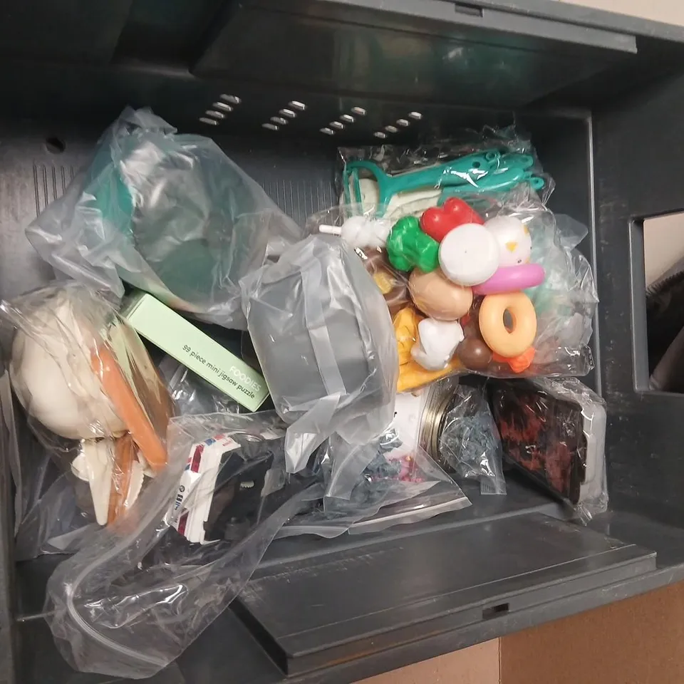 LARGE QUANTITY OF ASSORTED TOYS AND ACCESSORIES TO INCLUDE; PLUSH TOYS, RAIN SENSOR EXPERIMENT AND TOY SCALES