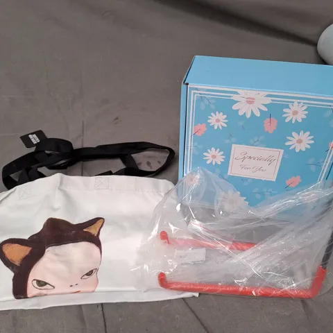 APPROXIMATELY 10 ASSORTED HOUSEHOLD PRODUCTS TO INCLUDE TOTE BAG, WALL BRACKET AND A GIFT BOX