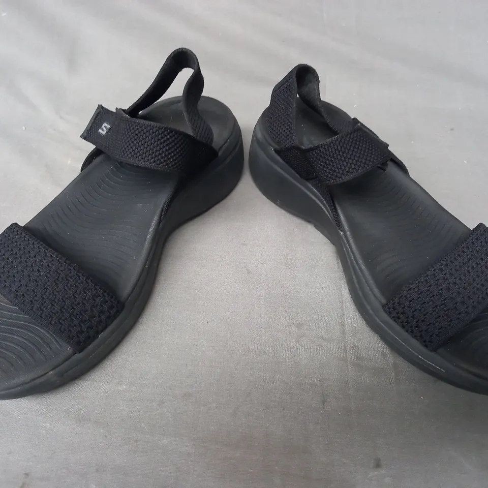 BOXED PAIR OF SKECHERS GO WALK OPEN TOE LOW WEDGE SANDALS IN BLACK SIZE 6