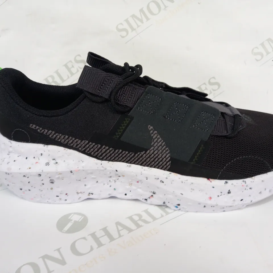 PAIR OF NIKE SHOES IN BLACK/GREEN UK SIZE 8.5