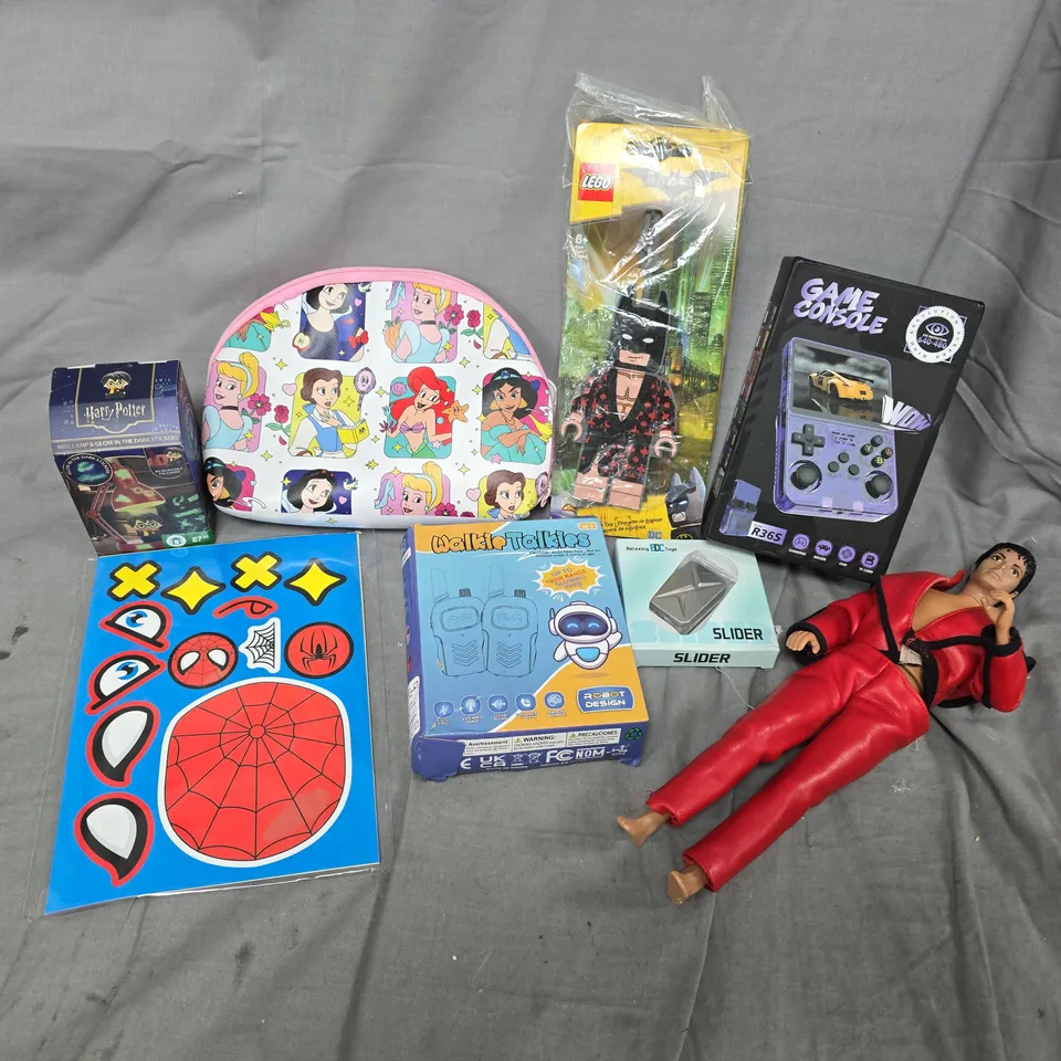 APPROXIMATELY 15 ASSORTED TOYS & GAMES PRODUCTS TO INCLUDE MICHEAL JACKSON ACTION FIGURE, R36S GAMES CONSOLE, HARRY POTTER MINI LAMP TOY, ETC