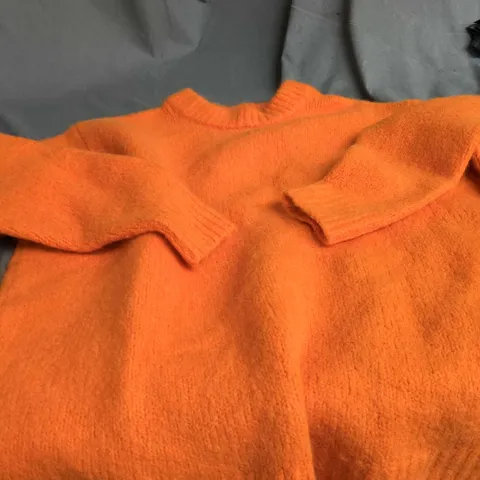 BOX OF APPROXIMATELY 25 ASSORTED CLOTHING ITEMS INCLUDING BRIGHT ORANGE SWEATER , BLUE GILLET AND BEIGE CARDIGAN 