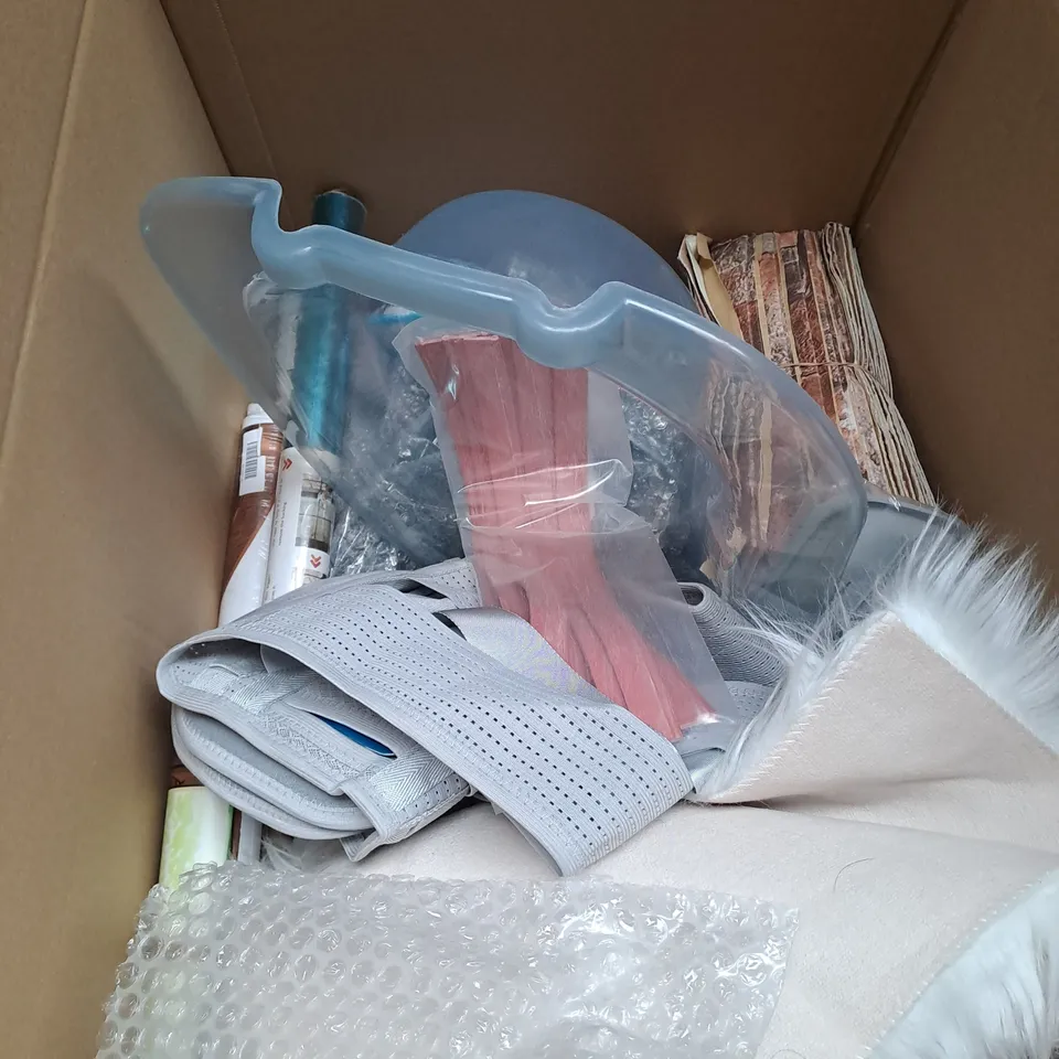 BOX OF APPROXIMATELY 12 ASSORTED HOUSEHOLD ITEMS TO INCLUDE - BARBED WIRE - BOTTLE - SOUDAL FIX ALL - ETC