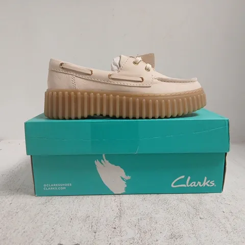 BOXED PAIR OF CLARKS TORHILL BOAT SHOES IN CREAM SIZE UK 5