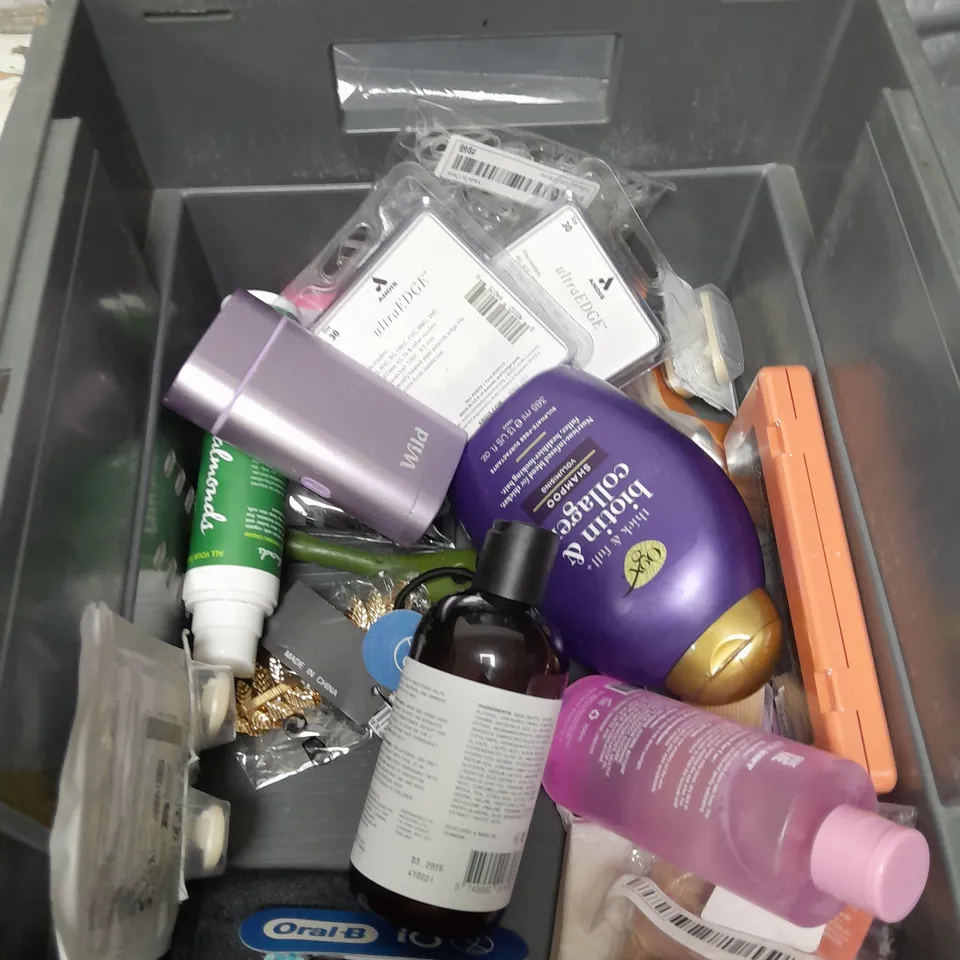 APPROXIMATELY 20 ASSORTED COSMETICS PRODUCTS TO INCLUDE - CORSODYL TOOTHPASTE, GIVE SHAMPOO AND CONDITIONER AND AUSSIE SHAMPOO BAR ETC. 