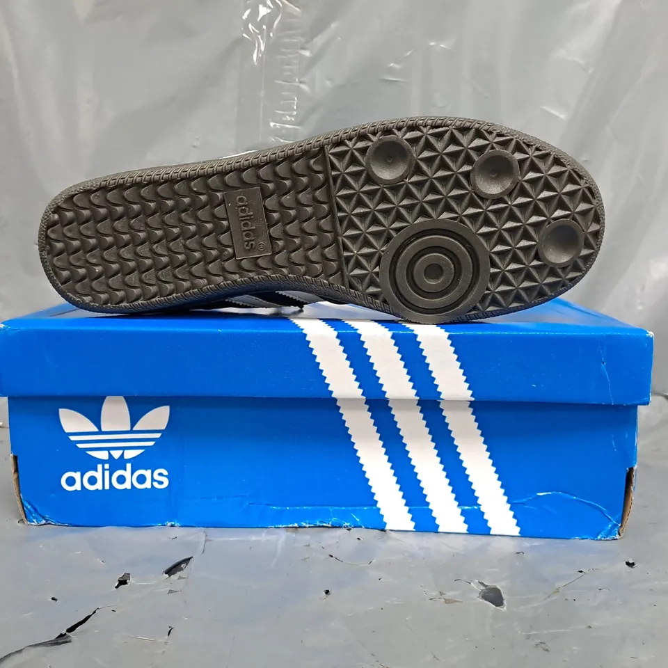 BOXED PAIR OF ADIDAS SAMBA OG SHOES IN BLACK/WHITE SIZE UK 8
