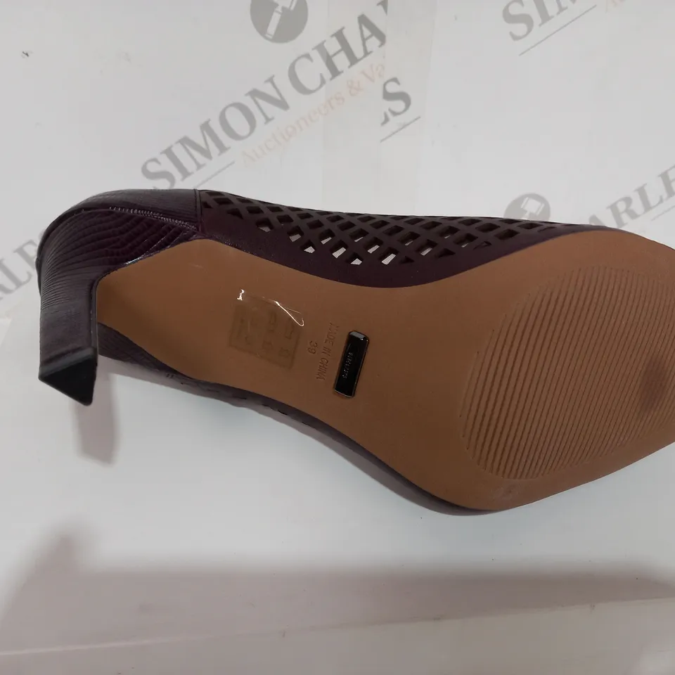 BOXED REISS CLOVER LIZARD STYLE POMEGRANATE COLOURED HEELS - SIZE 6