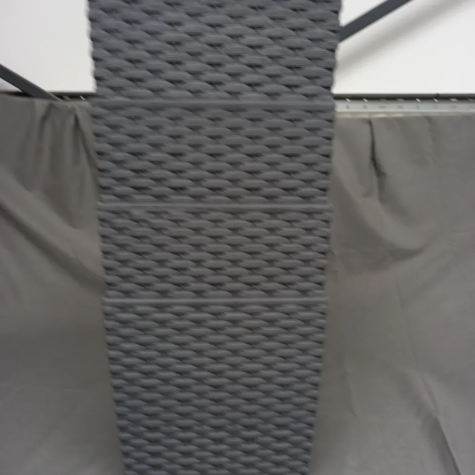 SET OF 4 RATTAN CUBLE PLANTER