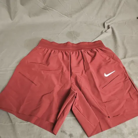 NIKE BURGUNDY SHORTS β STANDARD FIT SIZE M