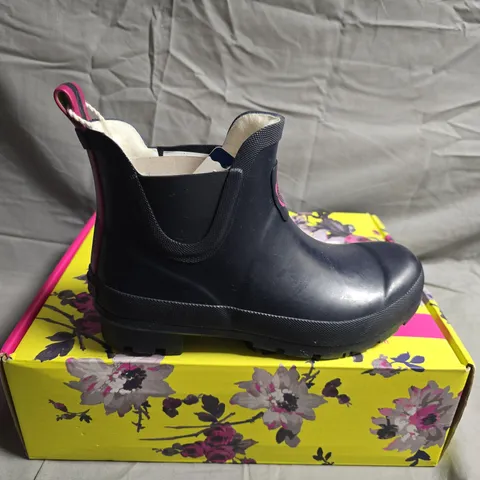 BOXED PAIR OF JOULES KIDS' NAVY WELLIES BOOTS – UK4 (EU37, US6) 