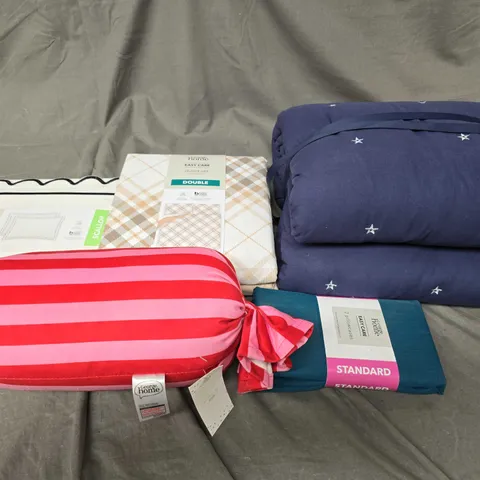 APPROXIMATELY 15 ASSORTED HOUSEHOLD PRODUCTS TO INCLUDE FITTED SHEETS, DUVET SETS, BLANKETS ETC 