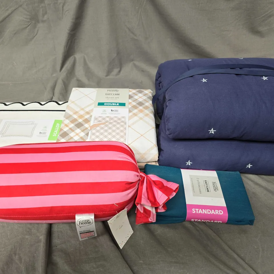 APPROXIMATELY 15 ASSORTED HOUSEHOLD PRODUCTS TO INCLUDE FITTED SHEETS, DUVET SETS, BLANKETS ETC 