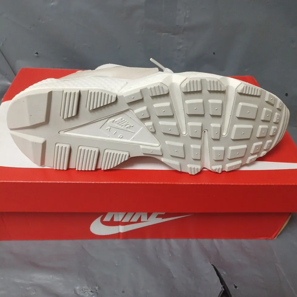 BOXED PAIR OF WOMENS NIKE AIR HUARACHE - UK SIZE 4.5