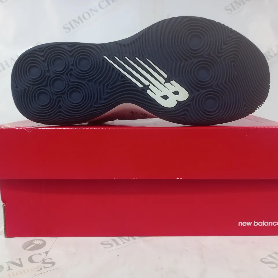 BOXED PAIR OF NEW BALANCE SHOES IN OFF WHITE/NAVY UK SIZE 8
