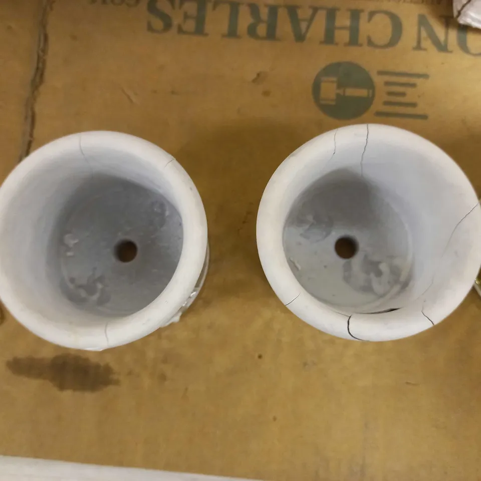 BOX OF APPROX 5 ASSORTED ITEMS TO INCLUDE WOODEN LOG TRELISS, PLASTIC HANGING FLOWER BASKETS, SET OF 4 MINI PLANT POTS