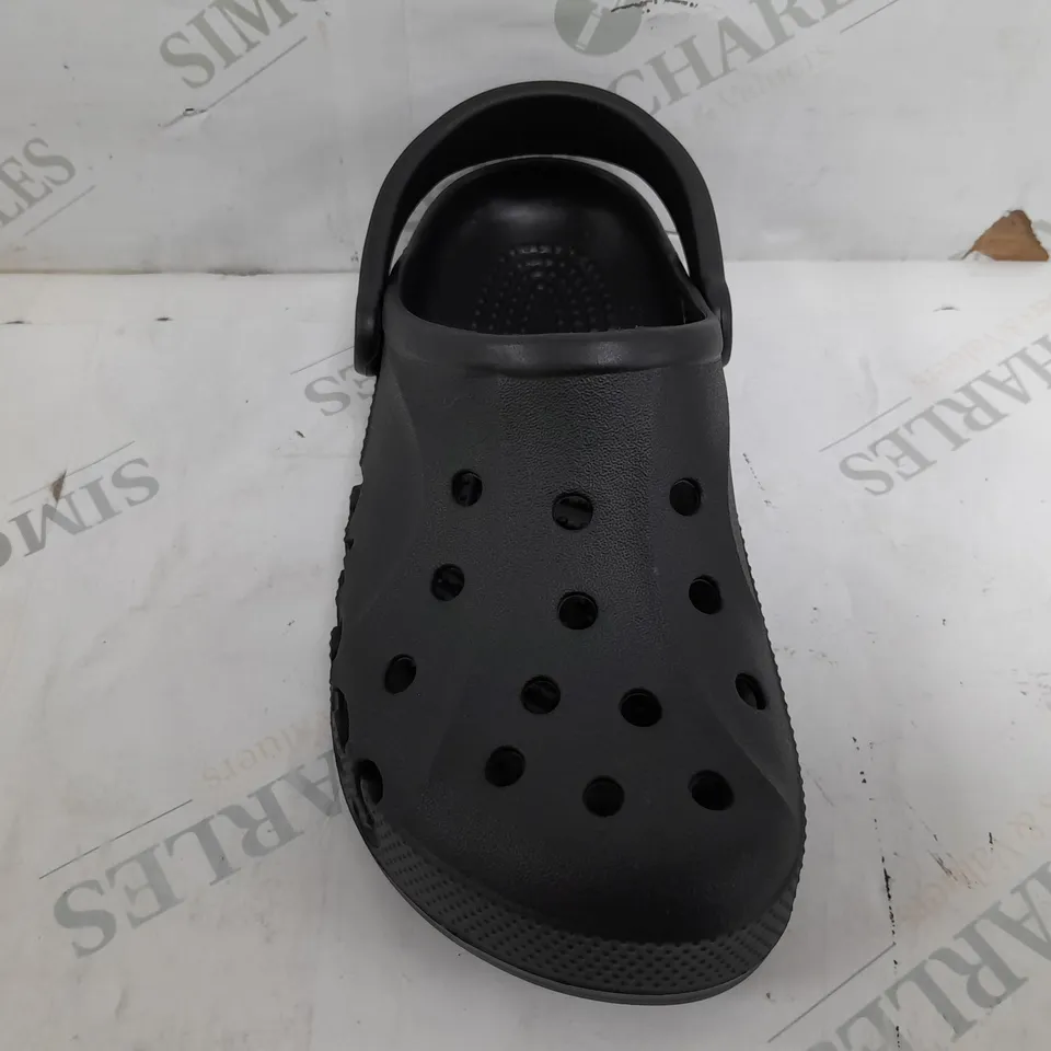 PAIR OF BAYA CROCS IN BLACK - MENS 5
