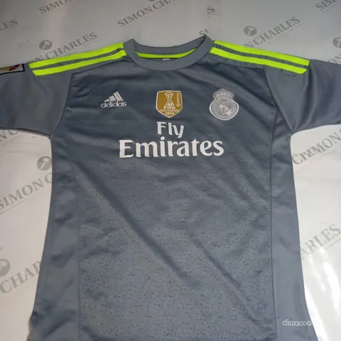 REAL MADRID AWAY SHIRT WITH RONALDO 7 ON THE BACK SIZE 14
