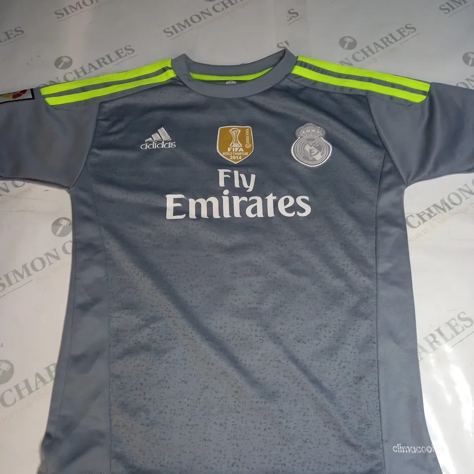 REAL MADRID AWAY SHIRT WITH RONALDO 7 ON THE BACK SIZE 14