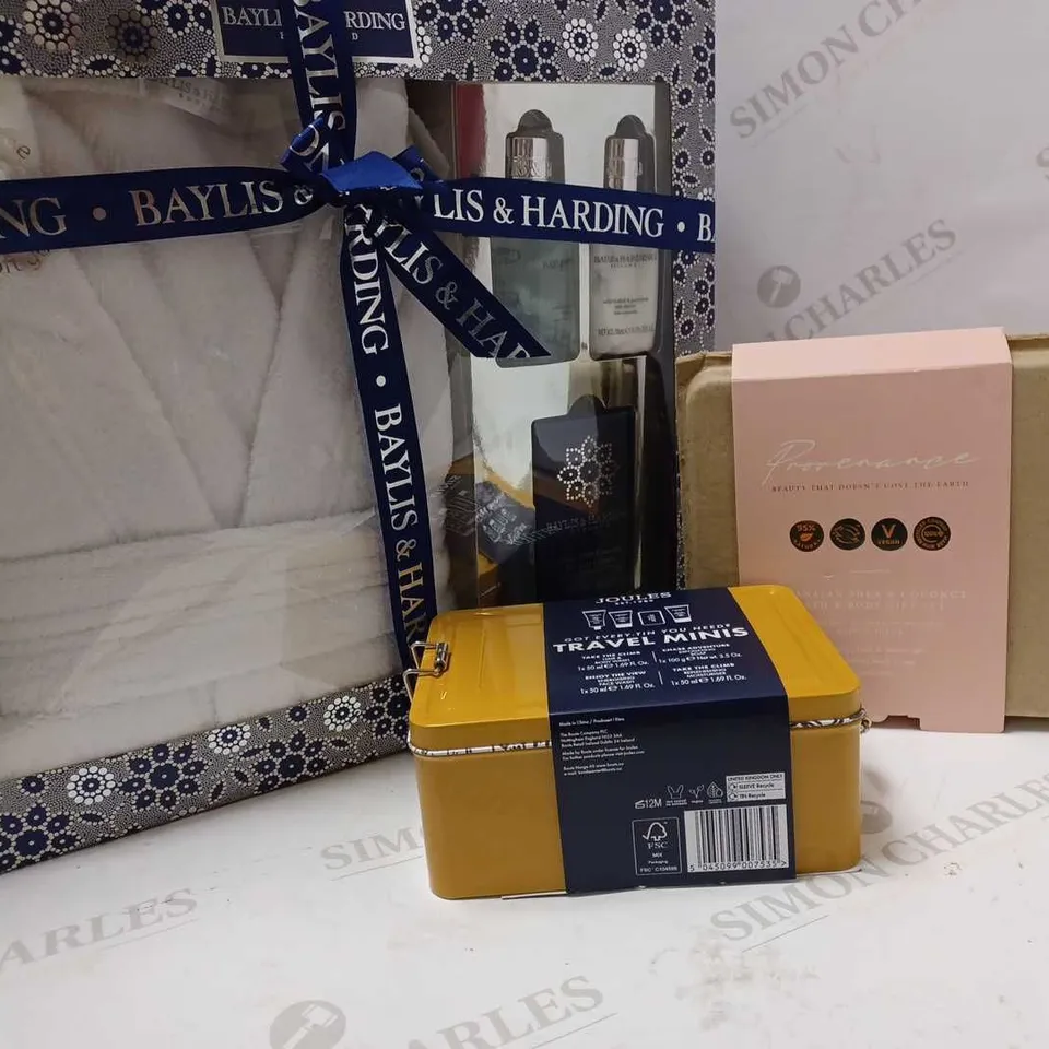 LOT OF 3 ASSORTED BATH & BODY SETS TO INCLUDE BAYLIS & HARDING. JOULES TRAVEL MINIS, PROVENANCE GIFT SET 