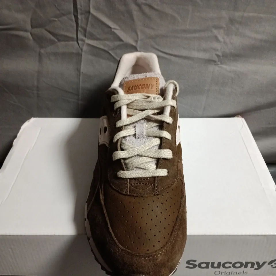 BOXED PAIR OF SAUCONY ORIGINALS BROWN SUEDE TRAINERS - UK SIZE 8