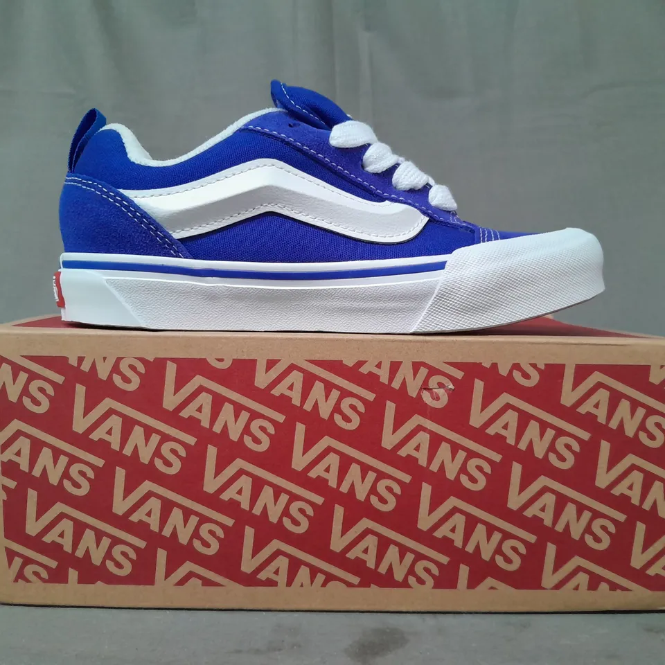 BOXED PAIR OF VANS KNU SKOOL KID'S SHOES IN BLUE/WHITE UK SIZE 2