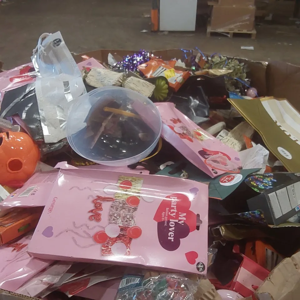 PALLET CONTAINING A VERY LARGE QUANTITY OF ASSORTED LOOSE PARTY ITEMS INCLUDING: GIFT BAGS, HALLOWEEN DECORATIONS, CHRISTMAS CRACKERS ECT